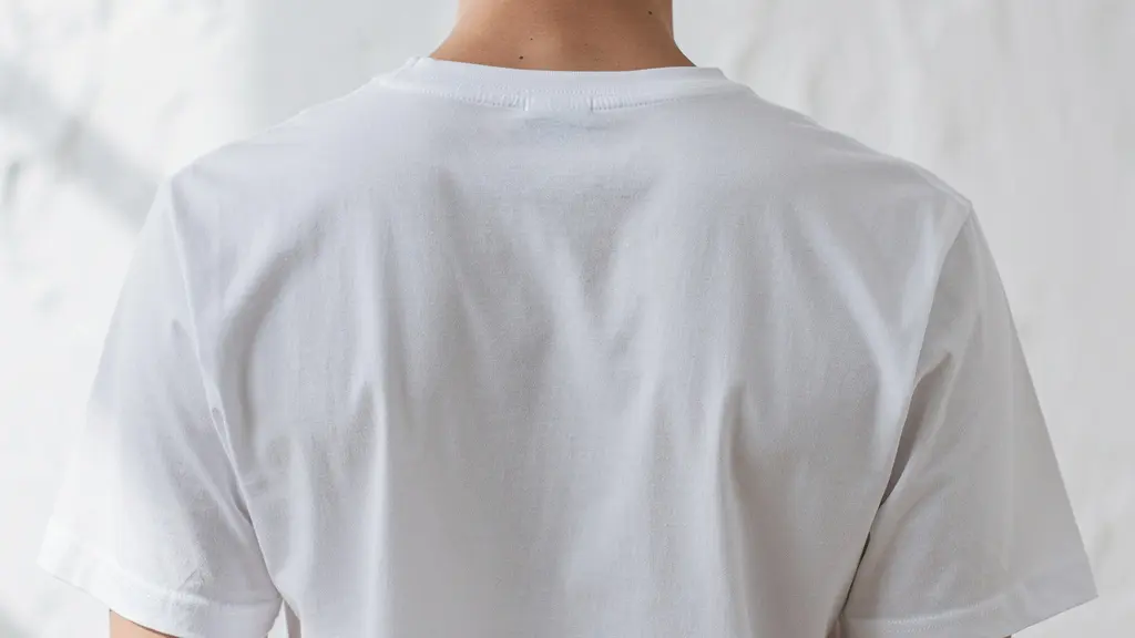 Silhouette lisse et naturelle d'une personne portant un t-shirt blanc, sans aucune marque de sous-vêtement visible