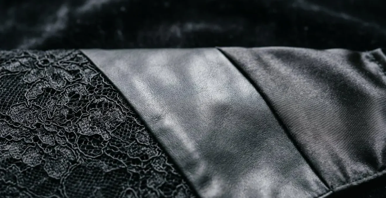 Gros plan sur différentes textures de masques de séduction en dentelle et cuir
