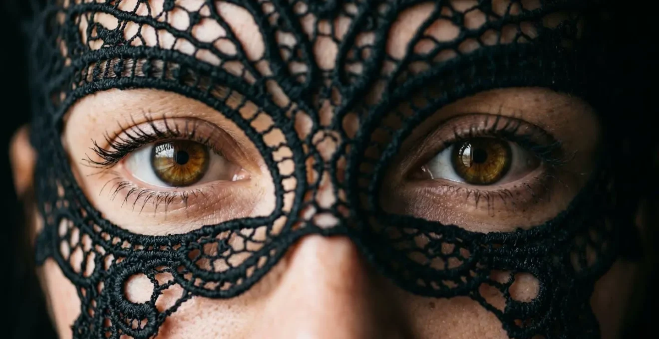 Gros plan sur un regard intense et expressif émergeant d'un masque élégant