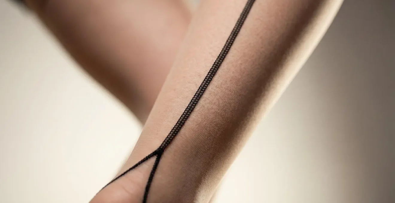Technique d'alignement de la couture arrière des bas pour un maintien parfait